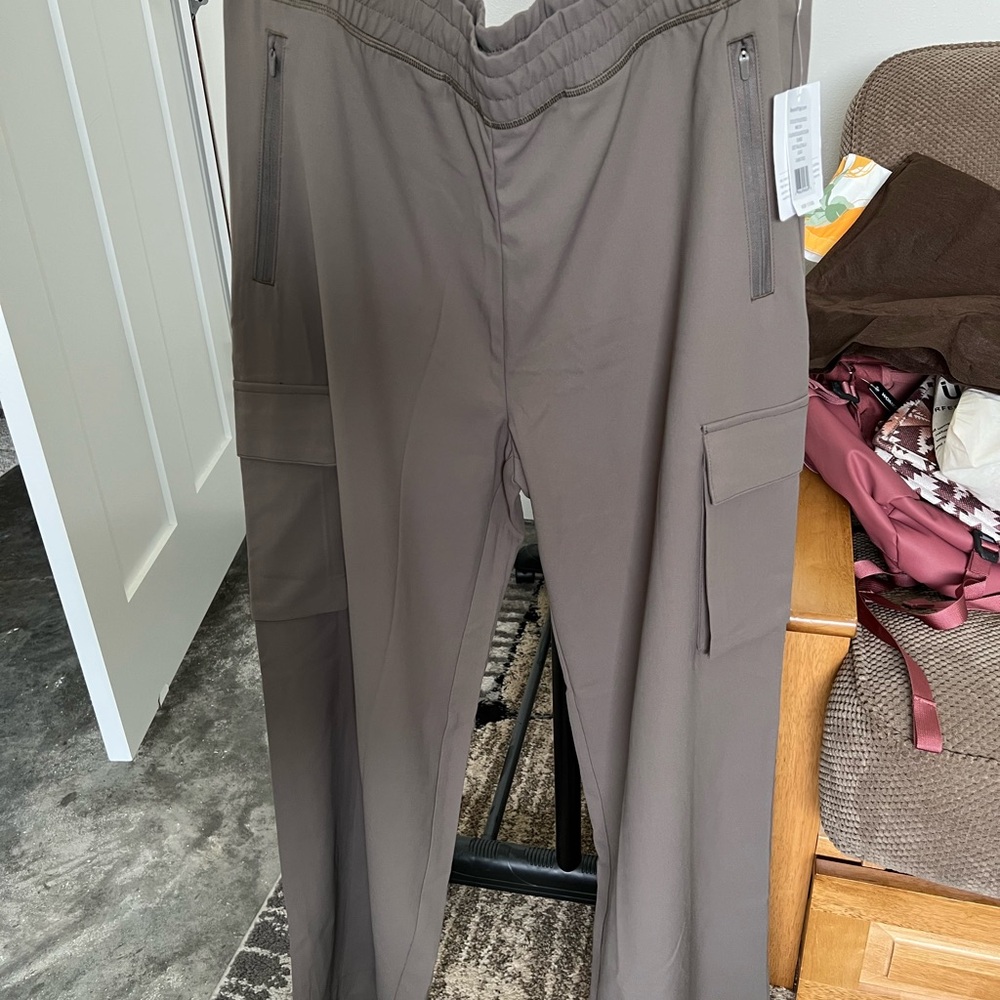 Beyond Yoga Brown Cargo Pants with Versatile Design